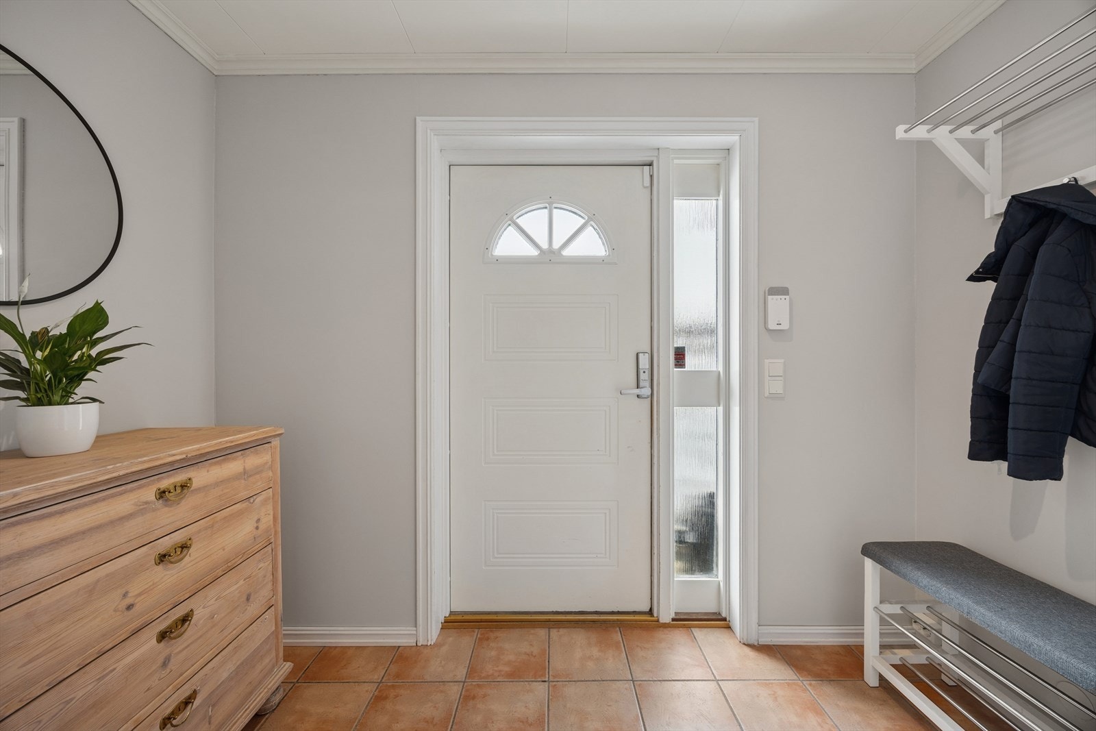 Vindfang før man kommer videre inn i en romslig hall med god plass til garderobeløsninger. Galleribilde