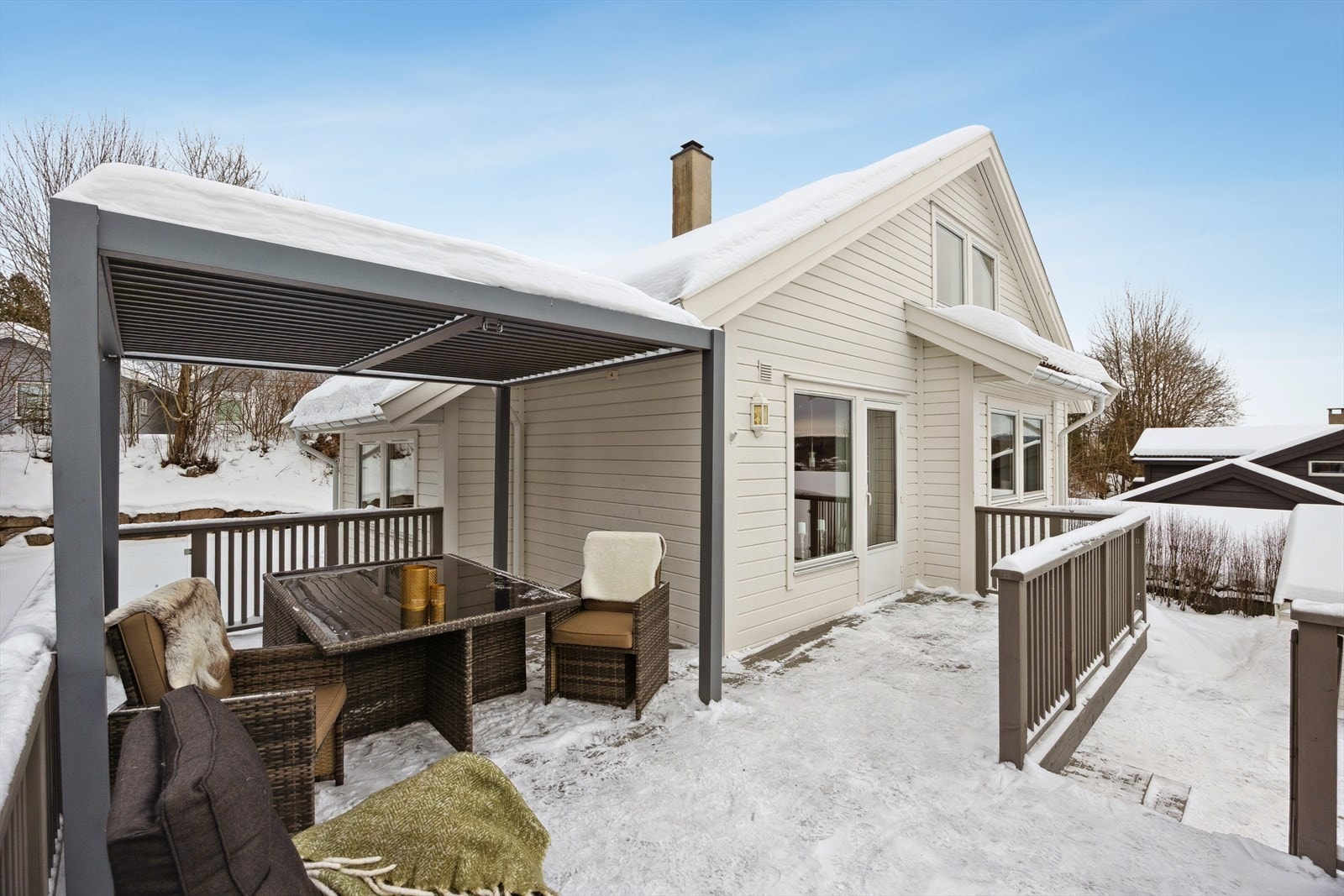 Uteplassen byr på herlig utsikt og gode solforhold gjennom store deler av dagen, på sommerstid helt til ca 21:30. Galleribilde