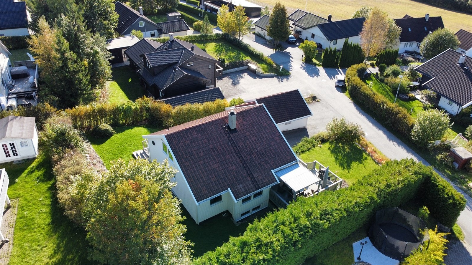 Romslig og selveiet tomt opparbeidet med plenlagt hage over to nivå. Galleribilde