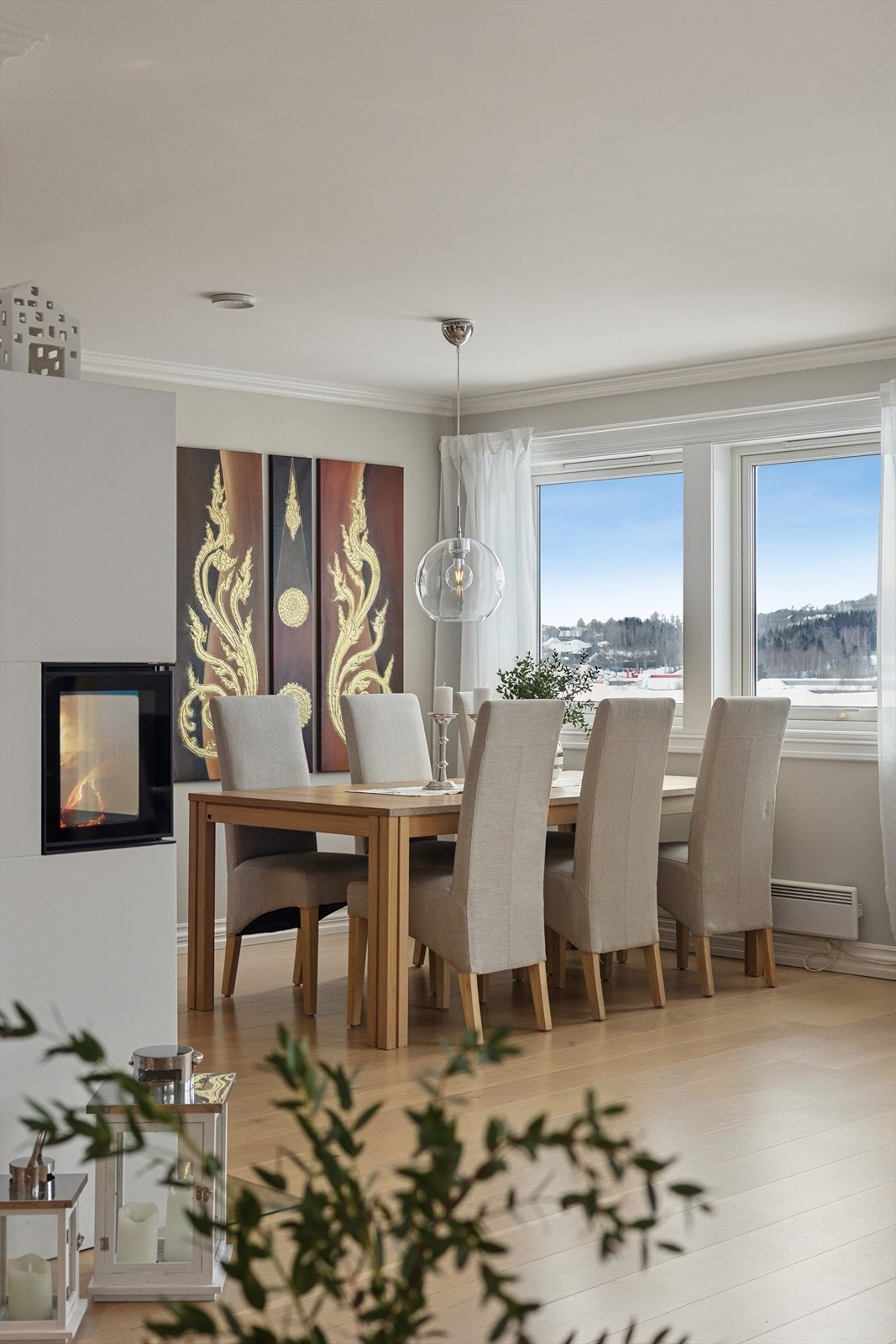 Spisestuen ligger sentralt i hovedplan, god plassering i tilknytning til kjøkken. Galleribilde