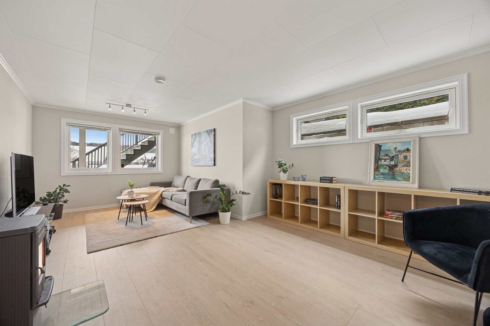 Lys og trivelig stue, perfekt som ekstra tv-stue eller ungdomsavdeling. Elektriske varmekabler i gulvet. Galleribilde