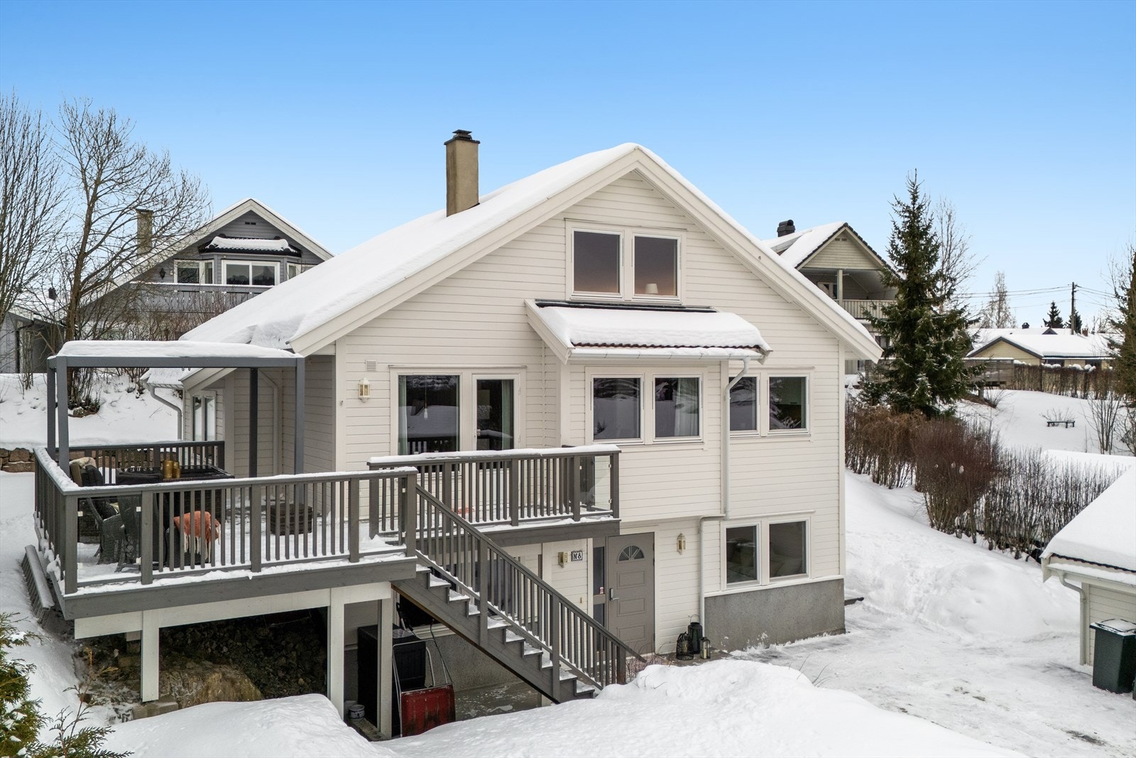 Innbydende uterom med beiset fasade i 2020 og romslige terrasser oppgradert i 2020/2022 med pergola. Galleribilde