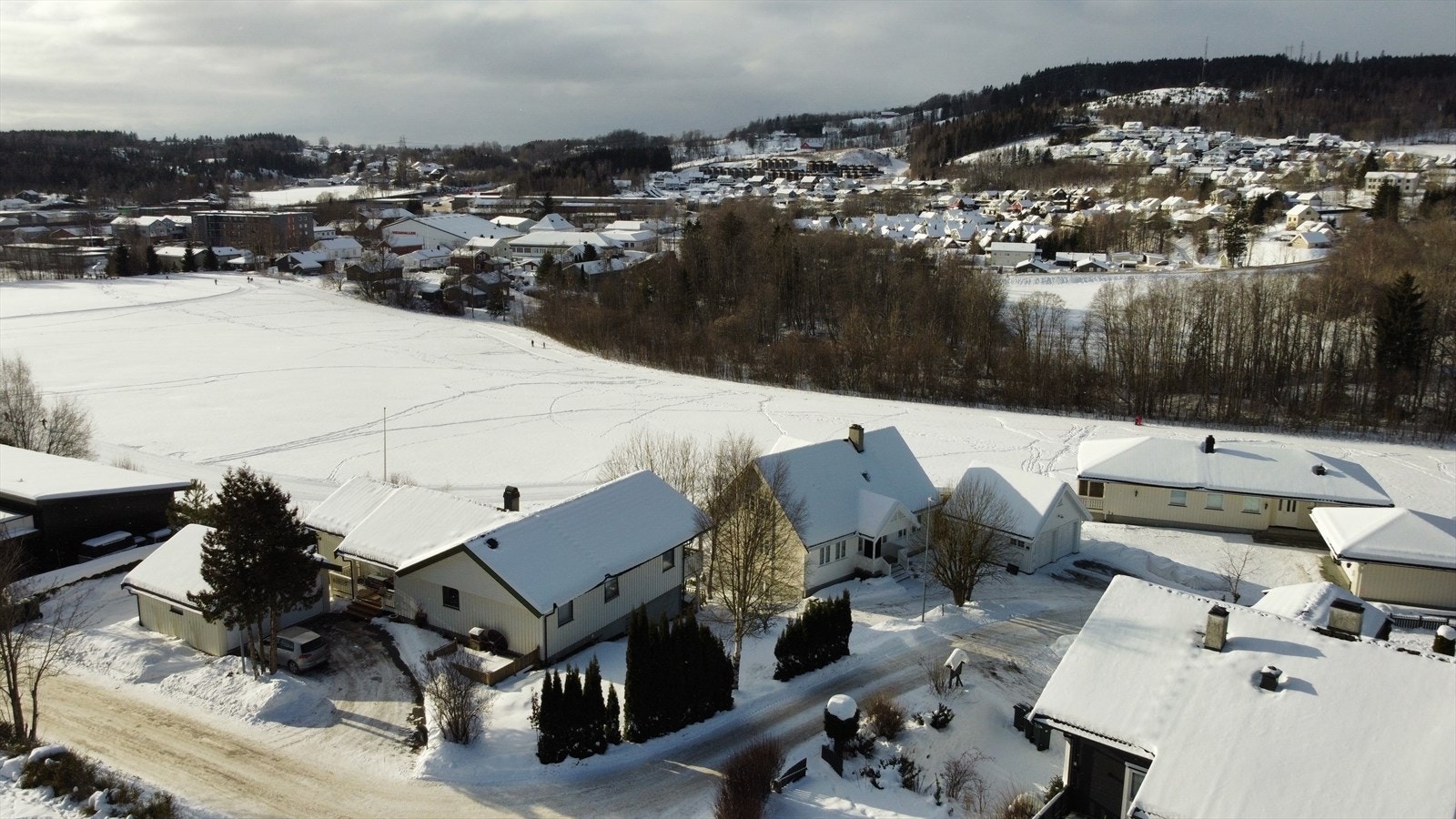 Kort avstand til servicetilbud på Liertoppen og pendlerforbindelser mot Asker og Drammen Galleribilde