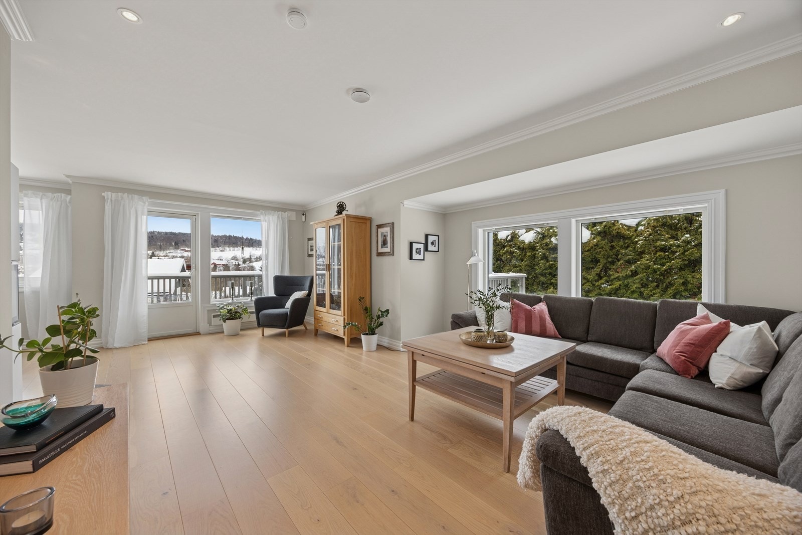 Vinkelformet løsning gir et naturlig skille mellom spisestue og salong. Galleribilde