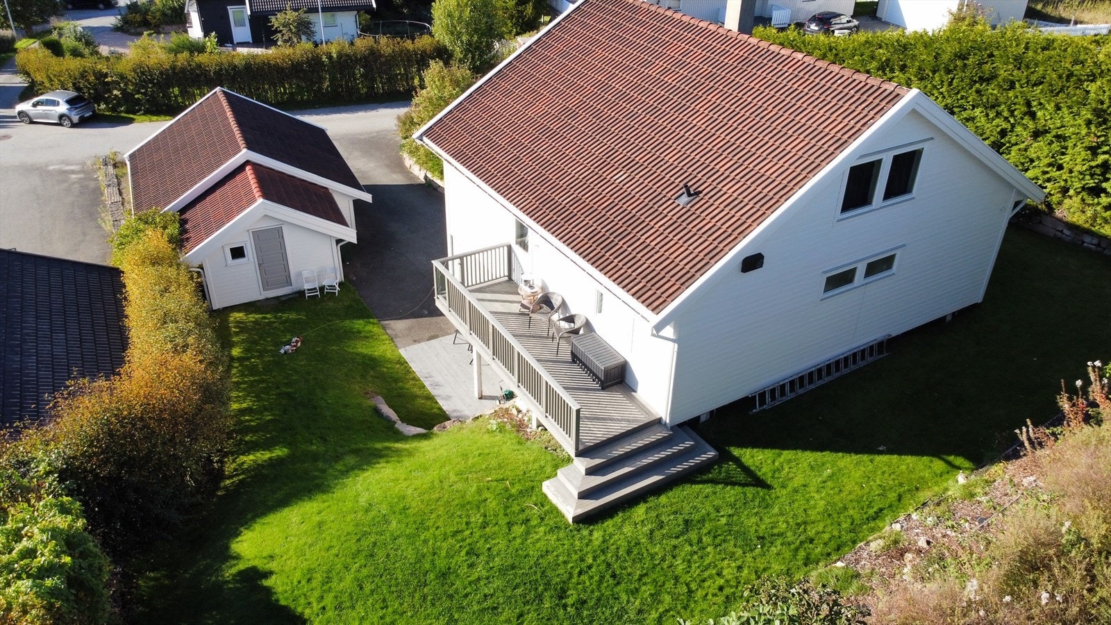 Uteplasser rundt hele boligen sørger for at man alltid finner et sted å sitte i solen. Galleribilde