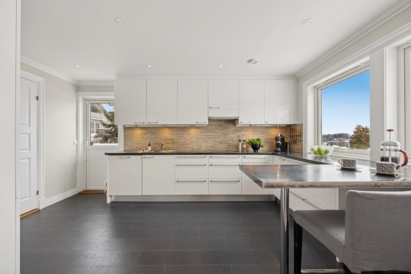 Laminat benkeplate med praktisk barløsning i den ene enden. Galleribilde