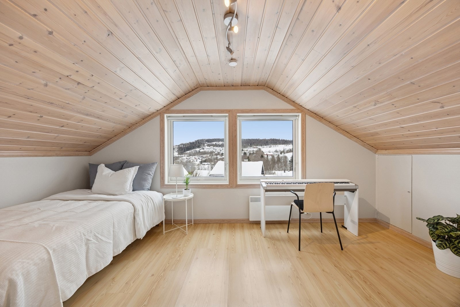 To store soverom på hver side av loftsstuen. Galleribilde