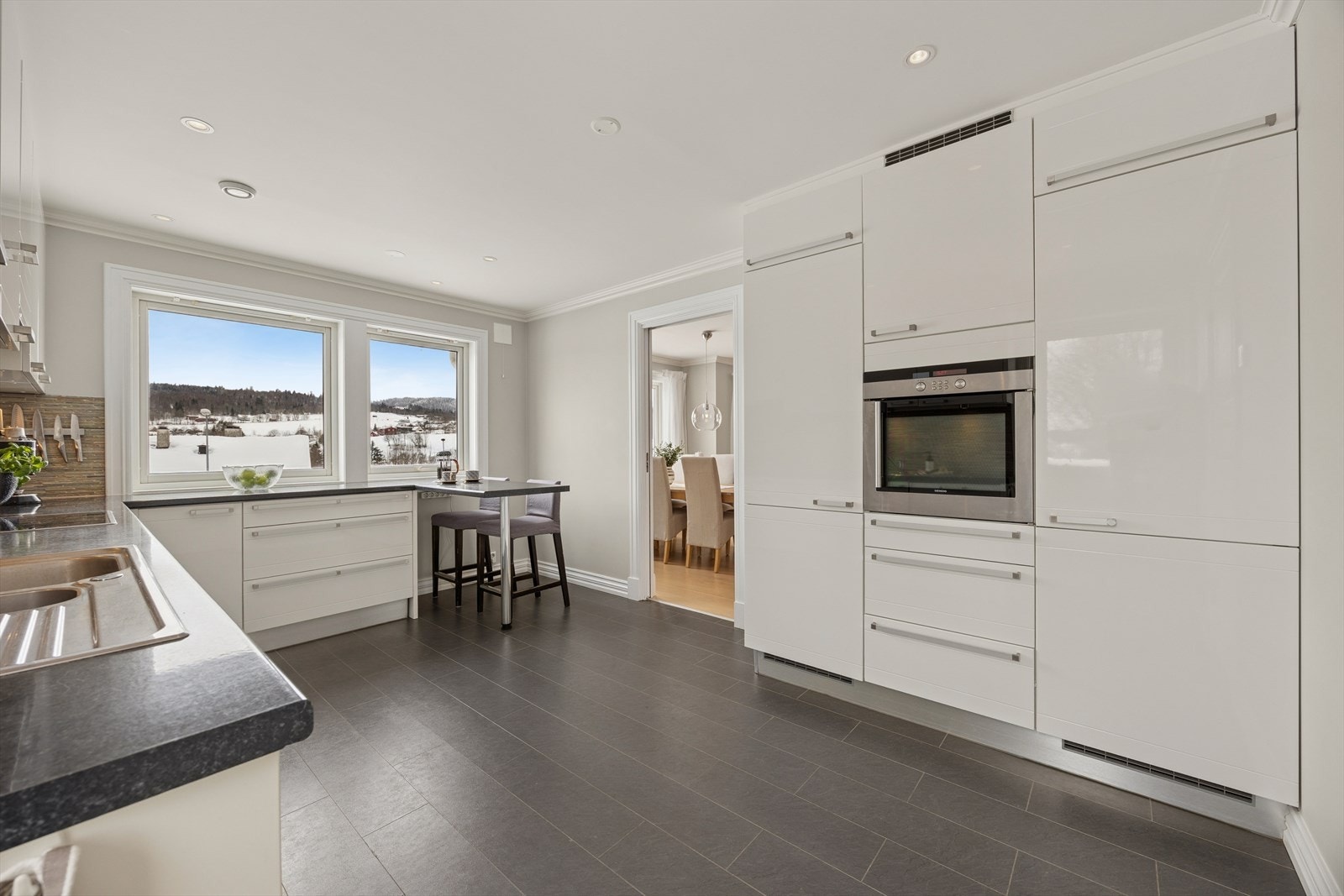 Stort, separat kjøkken fra 2008 med rikelig skap- og benkeplass. Galleribilde