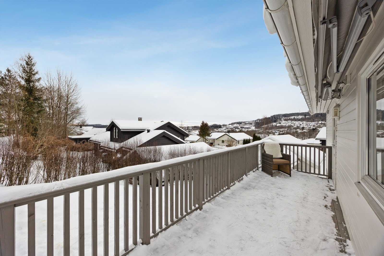 Utgang fra kjøkkenet til nyere veranda. Galleribilde