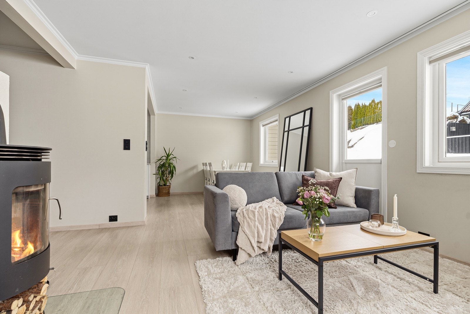 Flott stue som oppleves enkel å møblere med god plass til sofagruppe og spisegruppe Galleribilde