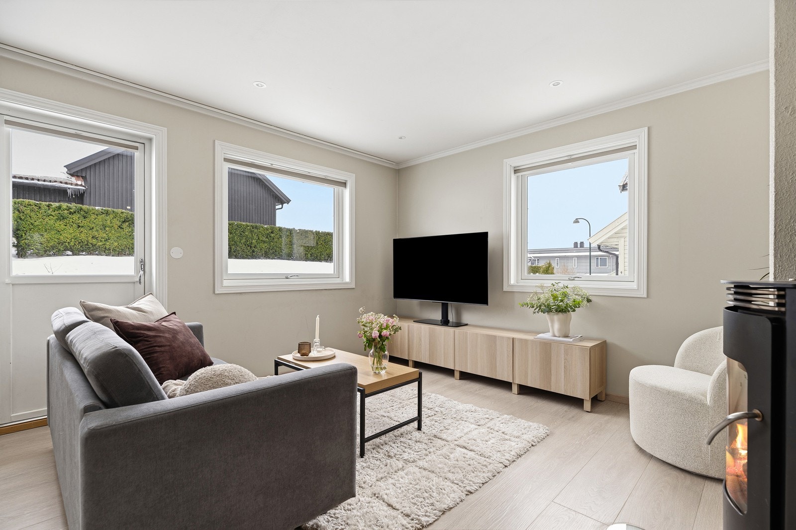 Det er flere store vinduer som gir rikelig med lysinnslipp Galleribilde