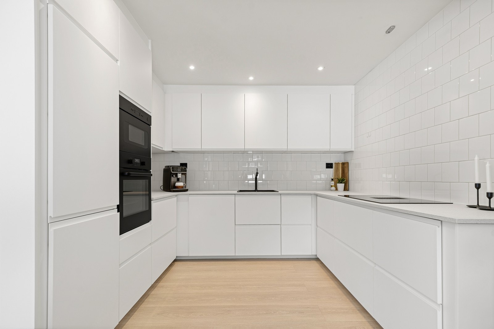 Kjøkkenet består av integrerte hvitevarer, vask og platetopp med kullfilter. Galleribilde