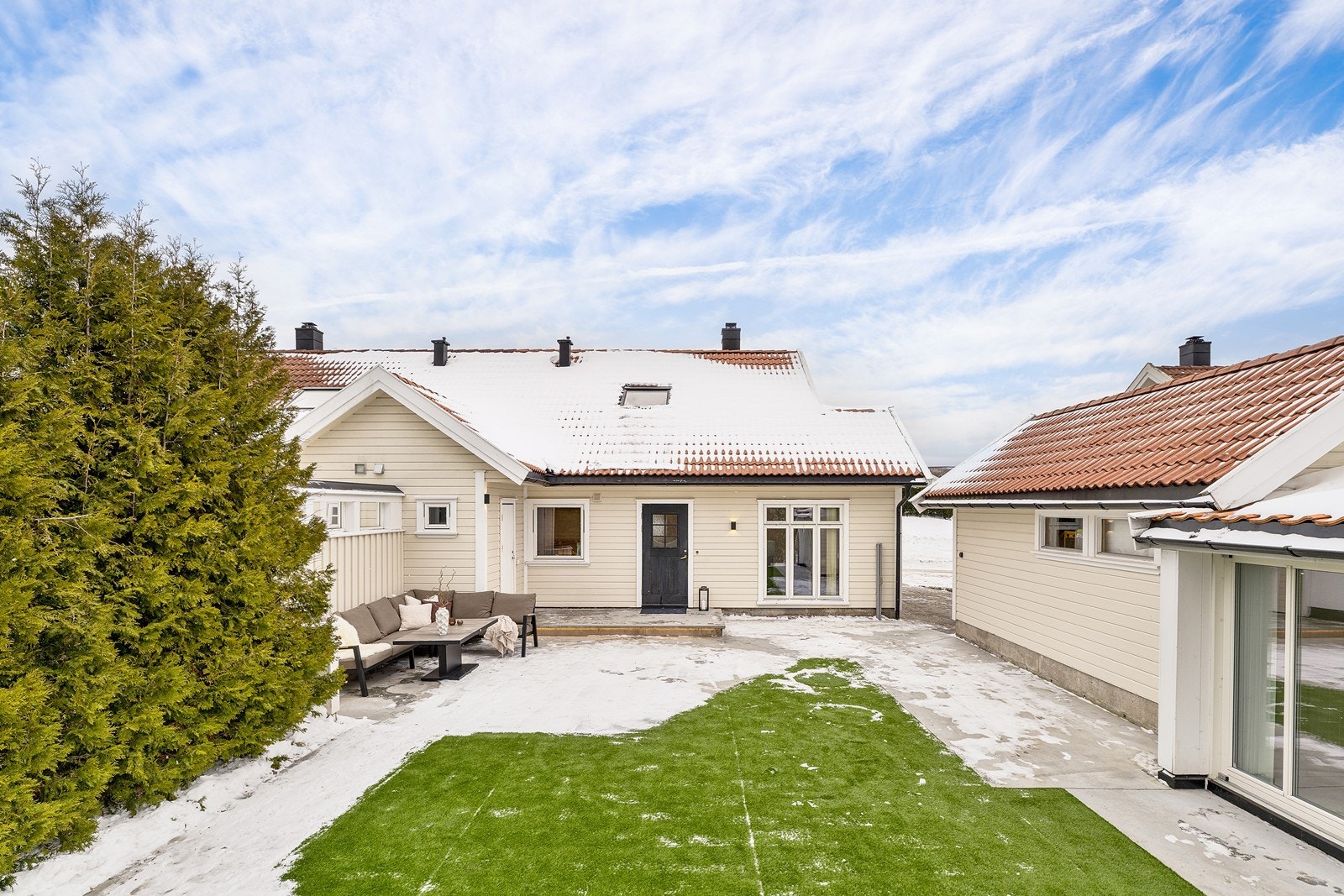 Sjarmerende familiebolig med god standard - Pen og solrik hage med utestue - Garasje Galleribilde