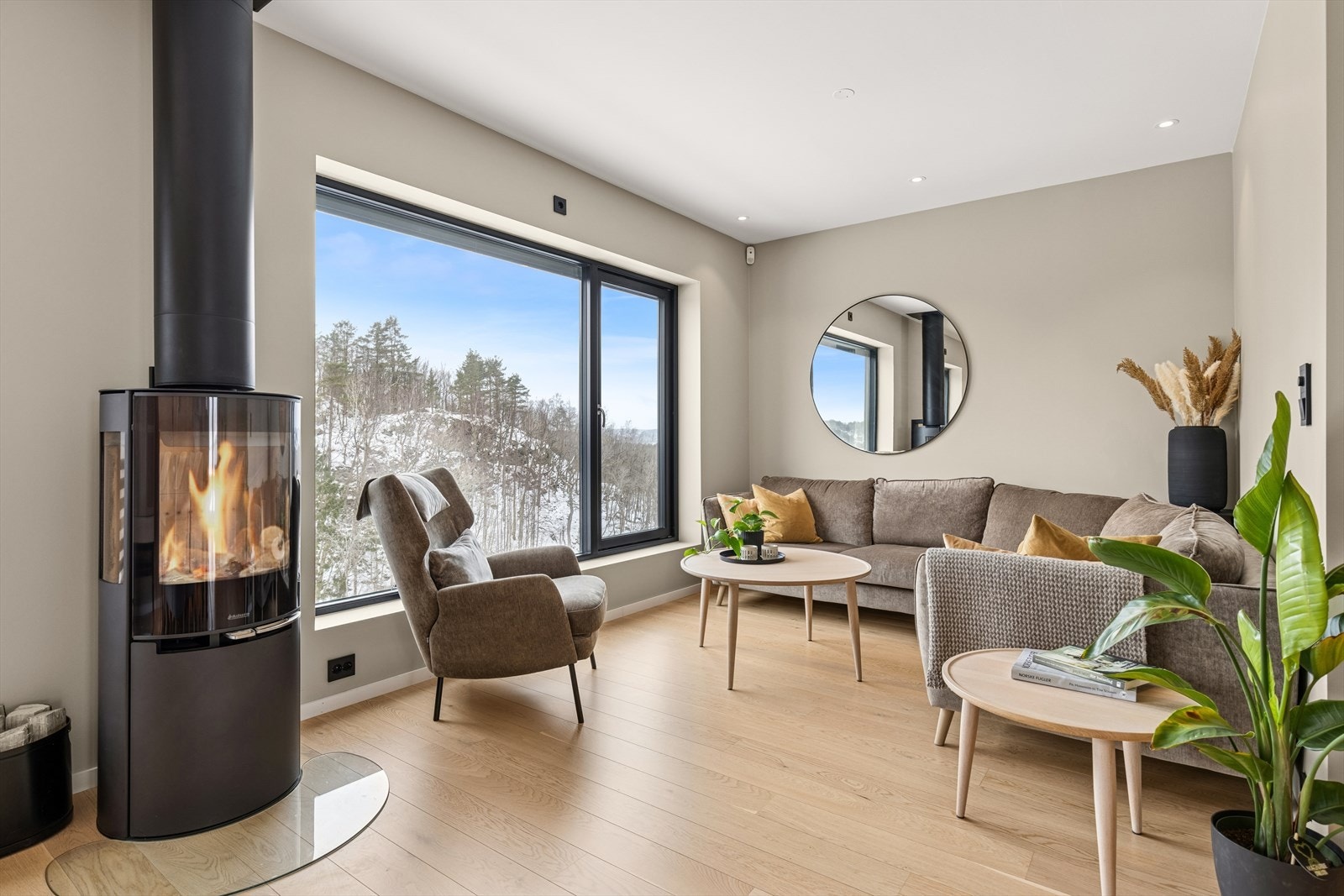 En moderne peisovn gir både effektiv varme og en hyggelig atmosfære i stuen. Galleribilde