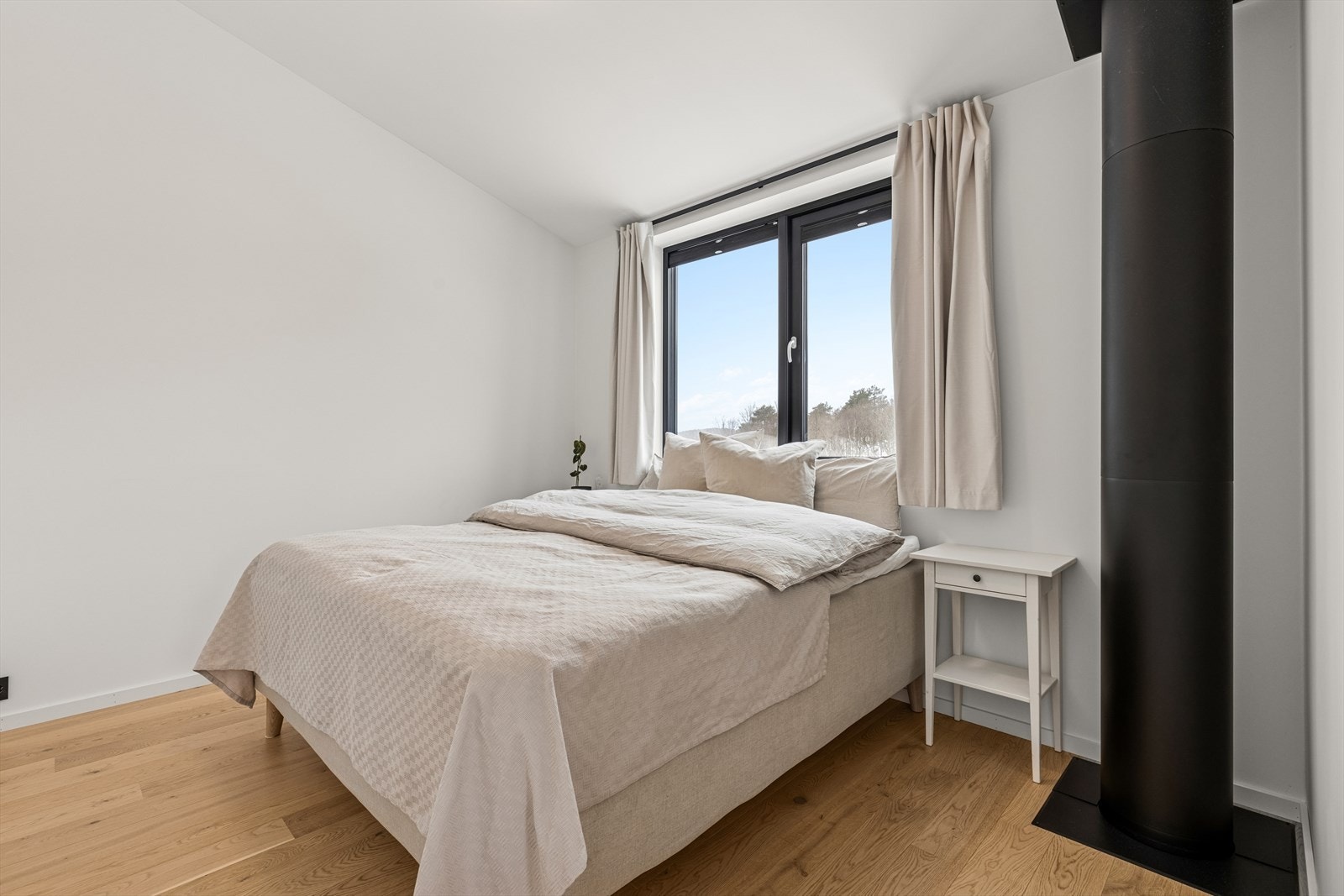 Hoveddelen av boligen har tre gode soverom, alle plassert i 2. etasje. Galleribilde