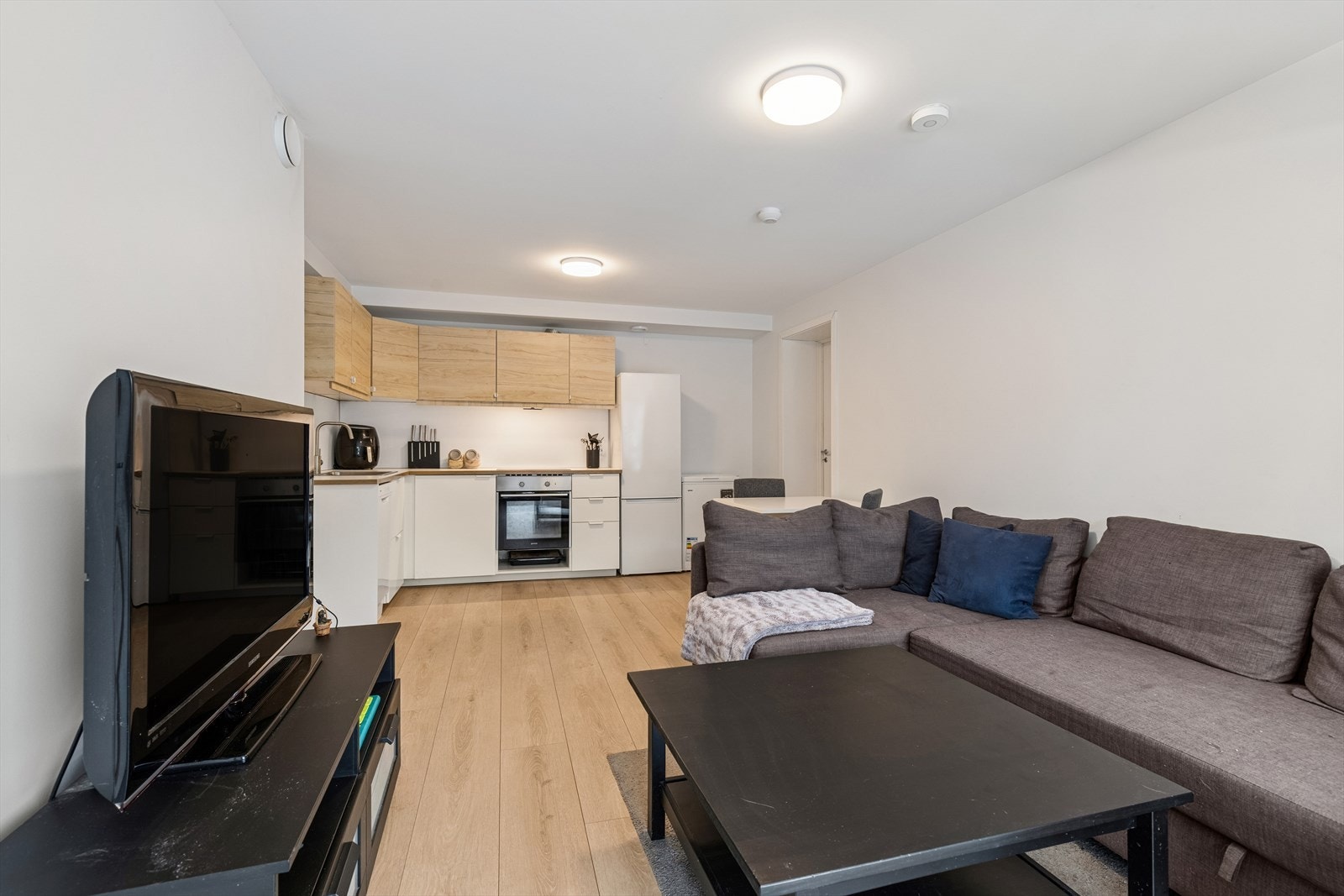 Kjøkkenet i utleiedelen er fra Ikea, montert i 2022, og har en funksjonell utforming. Galleribilde