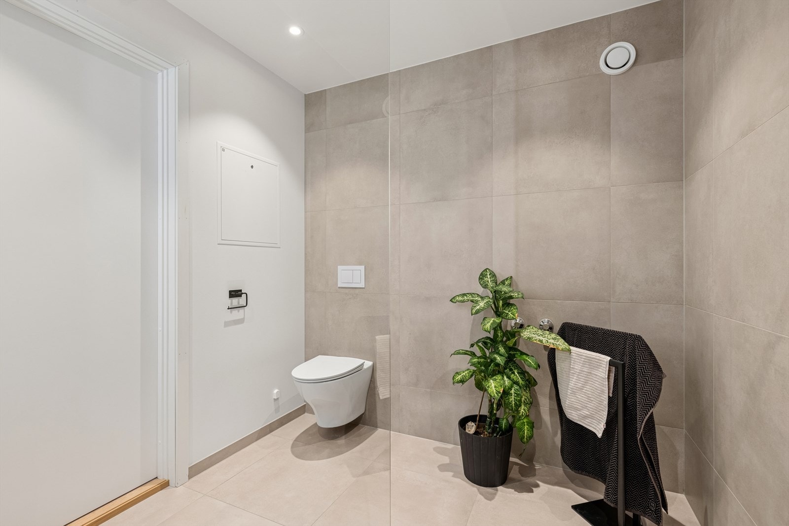 Her er det vegghengt toalett og varme i gulvet. Rommet har balansert ventilasjon. Galleribilde