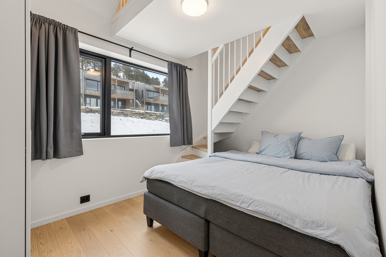 Ett av soverommene har trapp opp til hemsen, som gir ekstra lagringsplass. Galleribilde