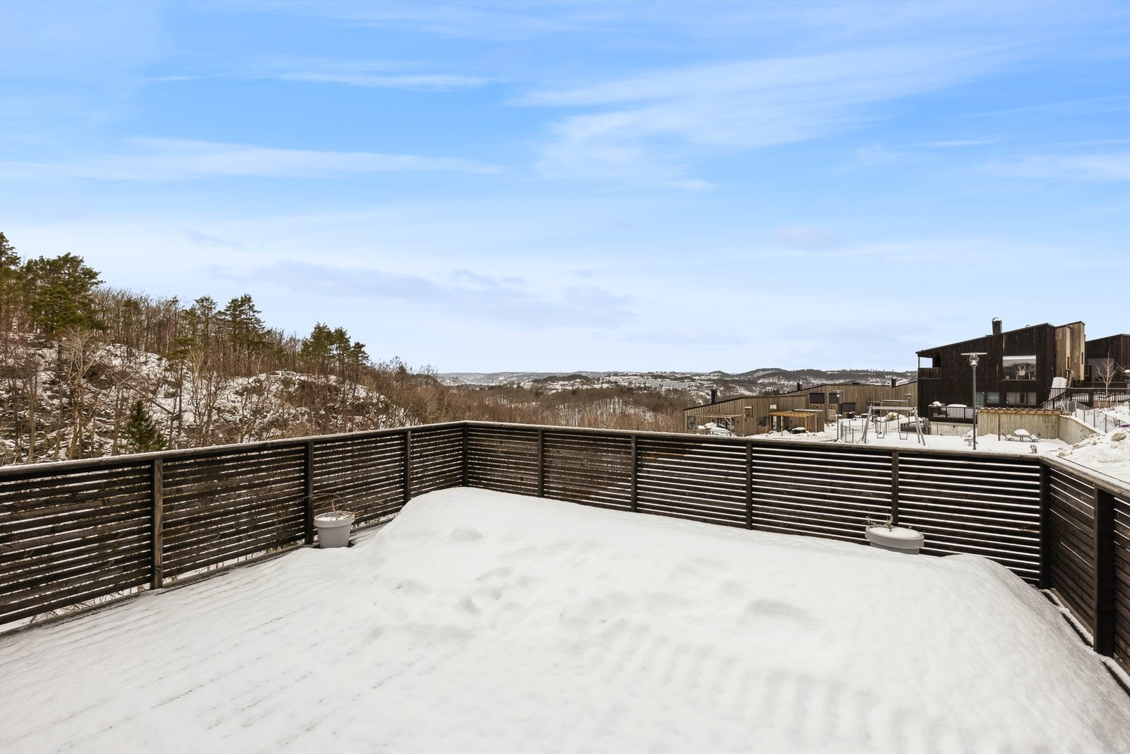 Den store balkongen på 23 m² er plassert over garasjen og gir en privat og usjenert uteplass. Galleribilde