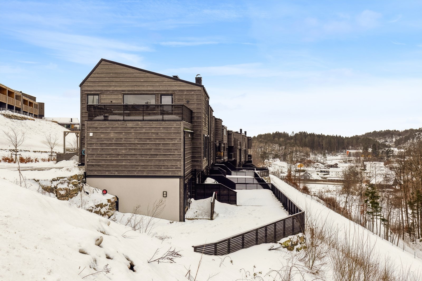 Eiendommen ligger høyt og fritt i et nyetablert og barnevennlig boligfelt på Drangsvann. Galleribilde