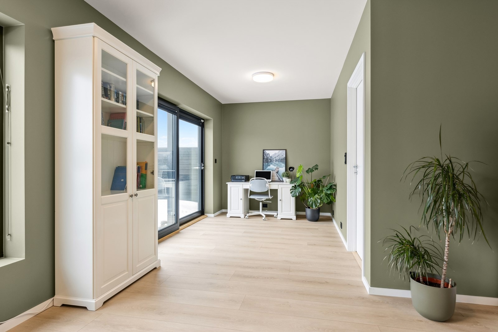 Fra kjellerstuen er det direkte utgang til en terrasse på hele 51 m². Galleribilde