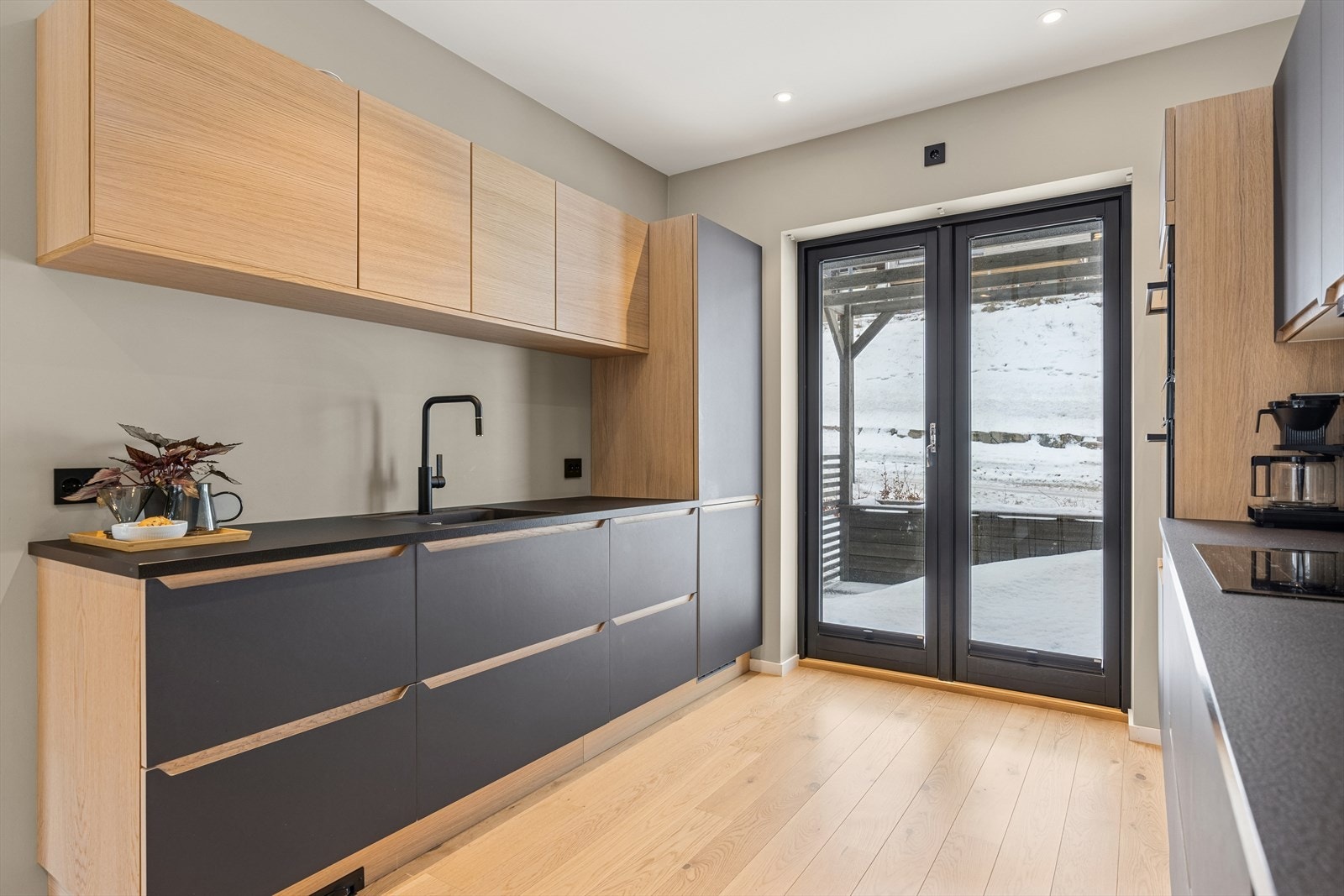 Fra kjøkkenet er det direkte utgang til en uteplass på 9 m², perfekt for morgenkaffen. Galleribilde