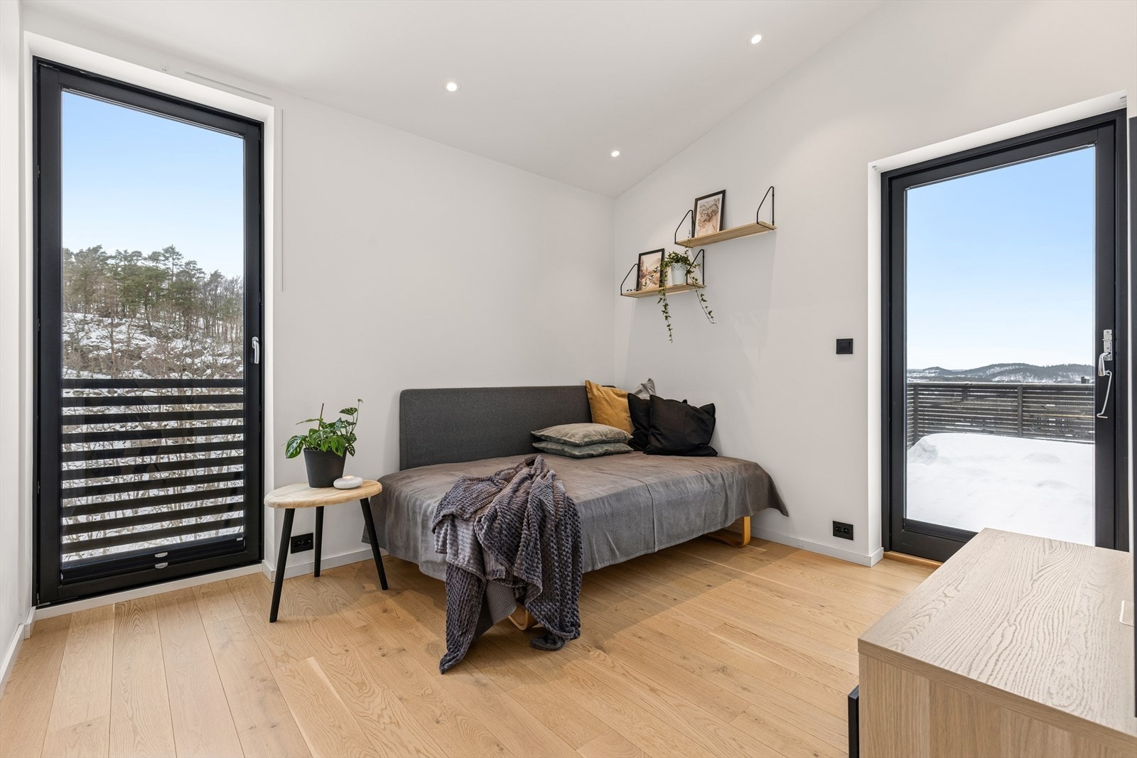 Loftstuen gir ekstra fleksibilitet og er en av boligens tre stuer. Herfra er det utgang til balkong. Galleribilde