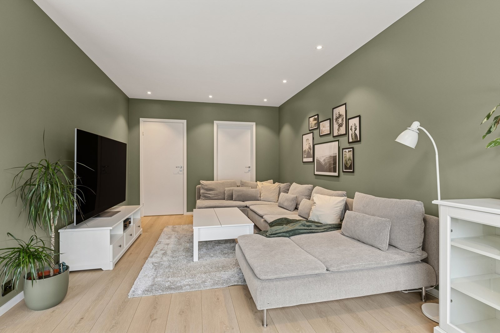 Kjellerstuen i hoveddelen gir ekstra spillerom for familien og har plass til møblering i flere soner. Galleribilde