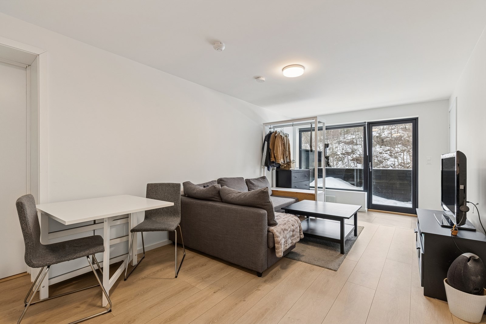 Utleiedelen har en åpen stue- og kjøkkenløsning og egen utgang til uteområdet. Galleribilde