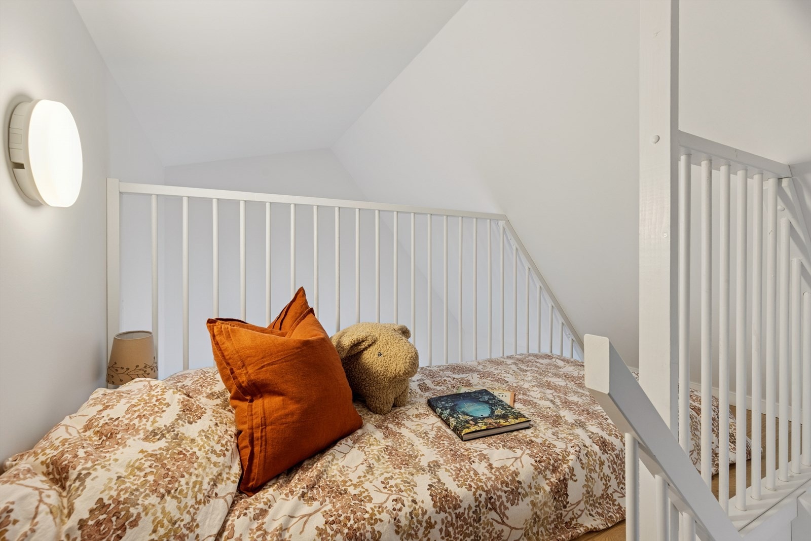 Trapp fører opp til hems. Hems strekker seg over badet og er meget romslig. Galleribilde