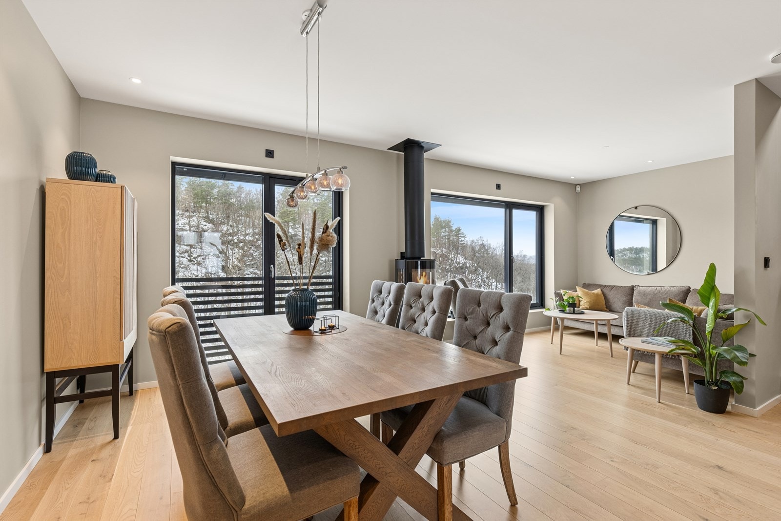 Store vindusflater gir rikelig med naturlig lys inn. Galleribilde