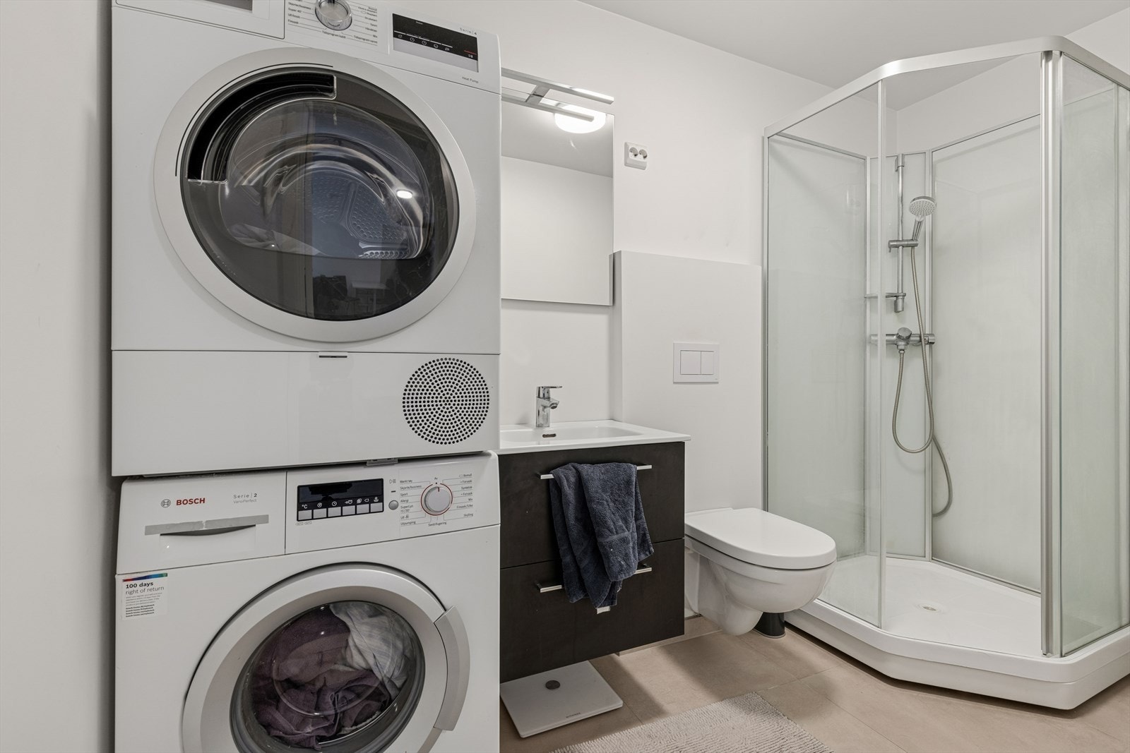 Badet i utleiedelen er kombinert vaskerom med dusjkabinett, vegghengt toalett og gulvvarme. Galleribilde