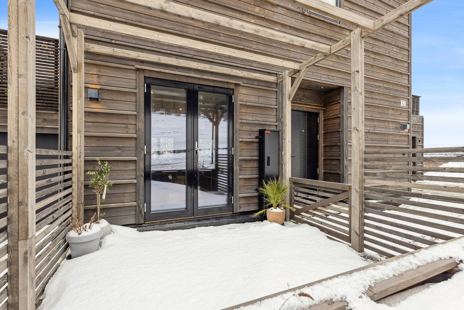 Uteplassen utenfor kjøkkenet er et fint supplement til boligens øvrige terrasser. Galleribilde