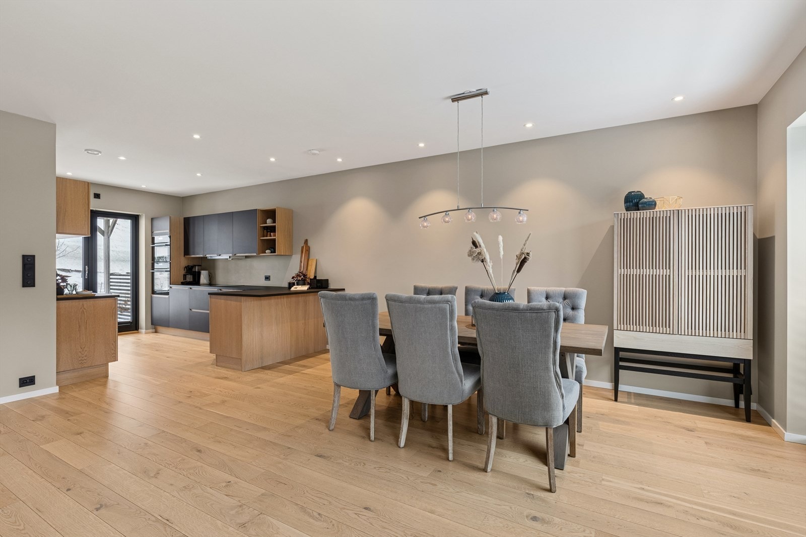 Den åpne løsningen binder stue og kjøkken sammen til en sosial og funksjonell sone. Galleribilde