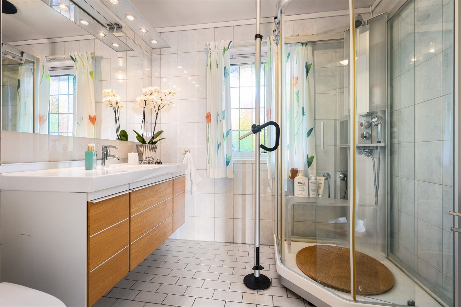 Originalt bad - delvis oppgradert med veggfliser i 2004 og innredning og toalett fra 2015 Galleribilde