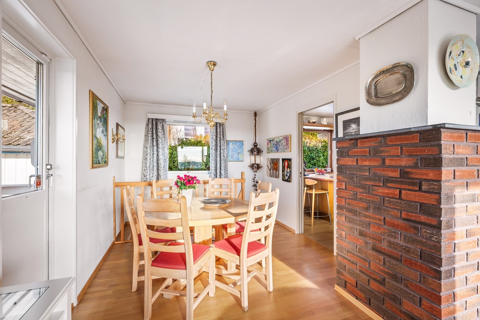 Utgang til balkong fra stuen Galleribilde