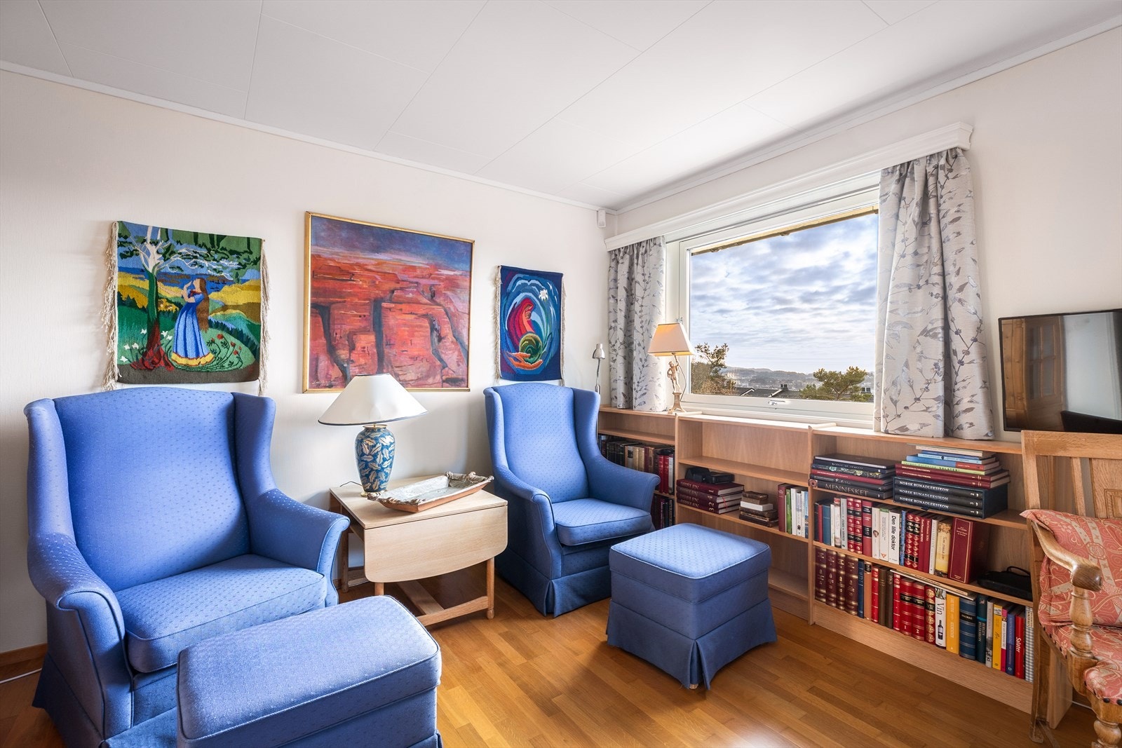 Det er plass til flere salonger i stuen Galleribilde