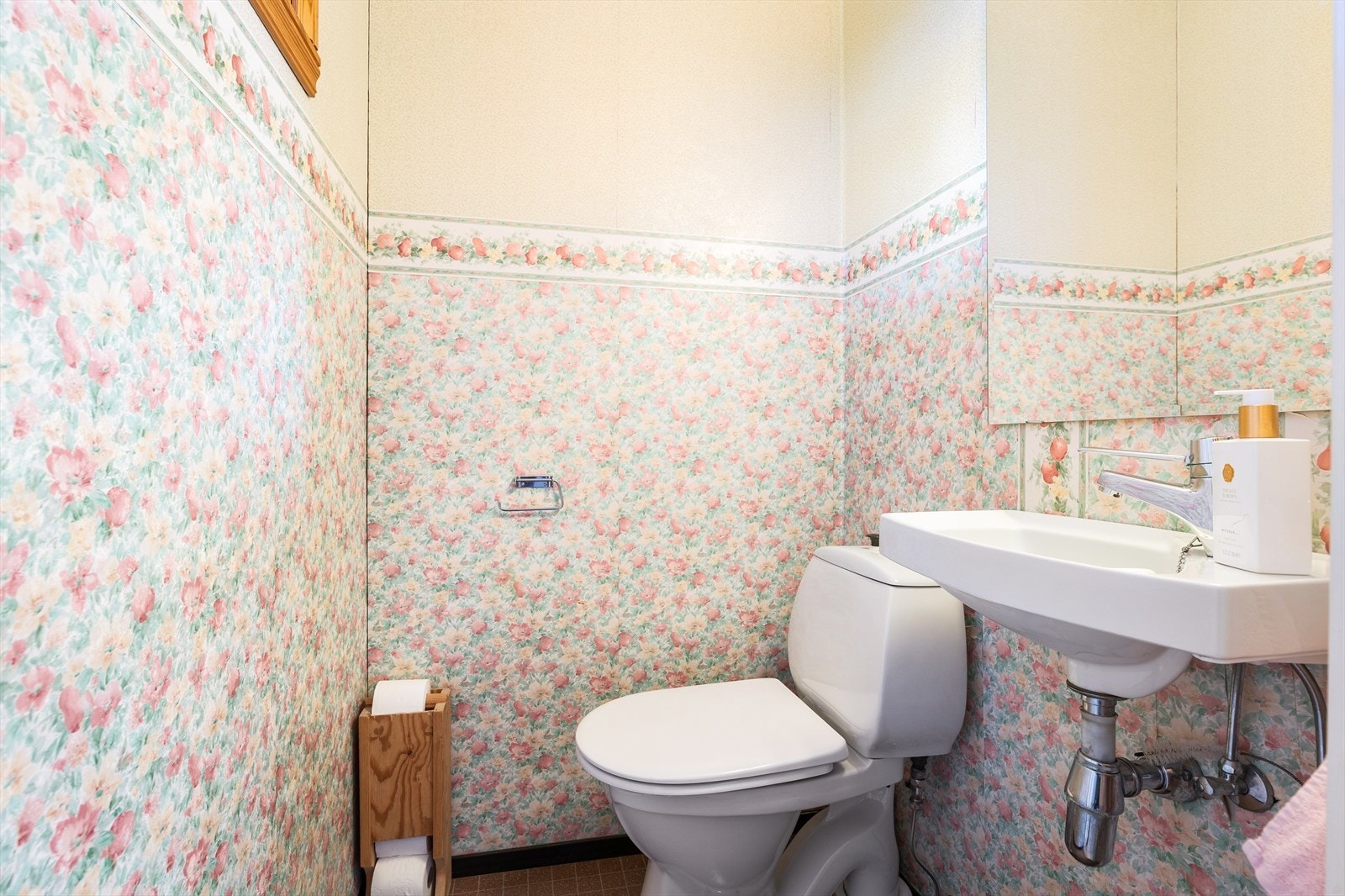 Wc ligger vegg i vegg med badet - adkomst fra entréen Galleribilde