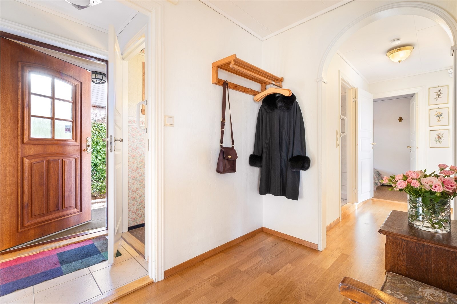 Flislagt entré og romslig mellomgang Galleribilde