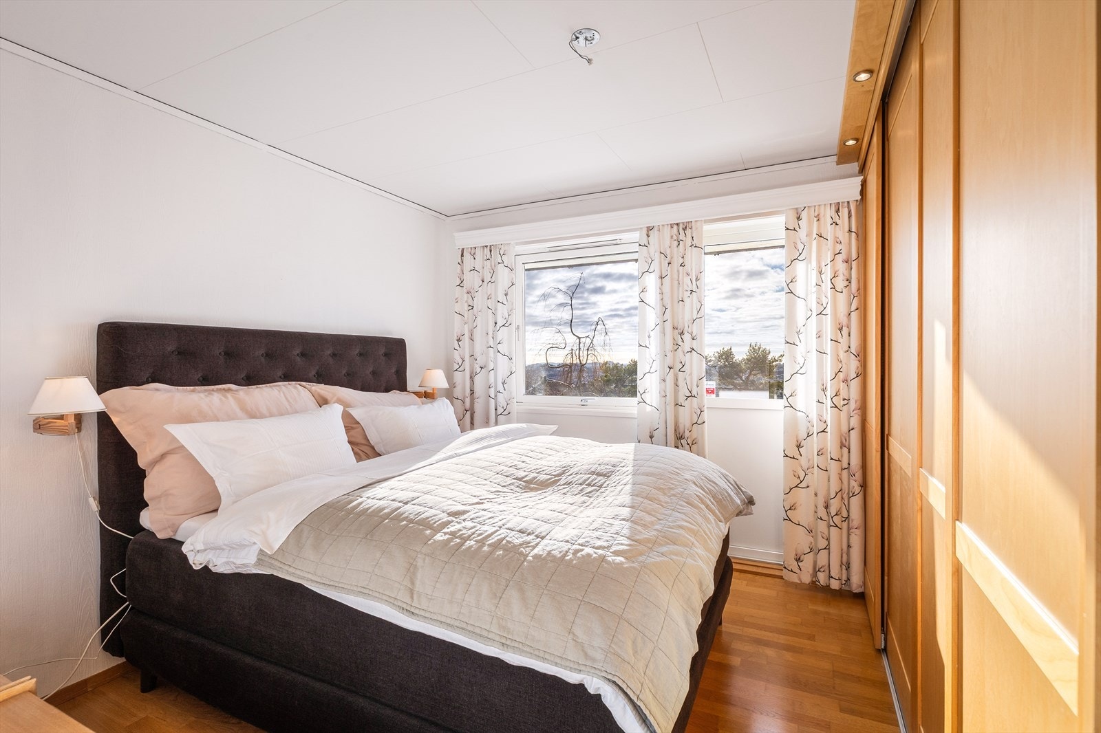 Hovedsoverom med skyvedørsgarderobe og utgang til balkong Galleribilde