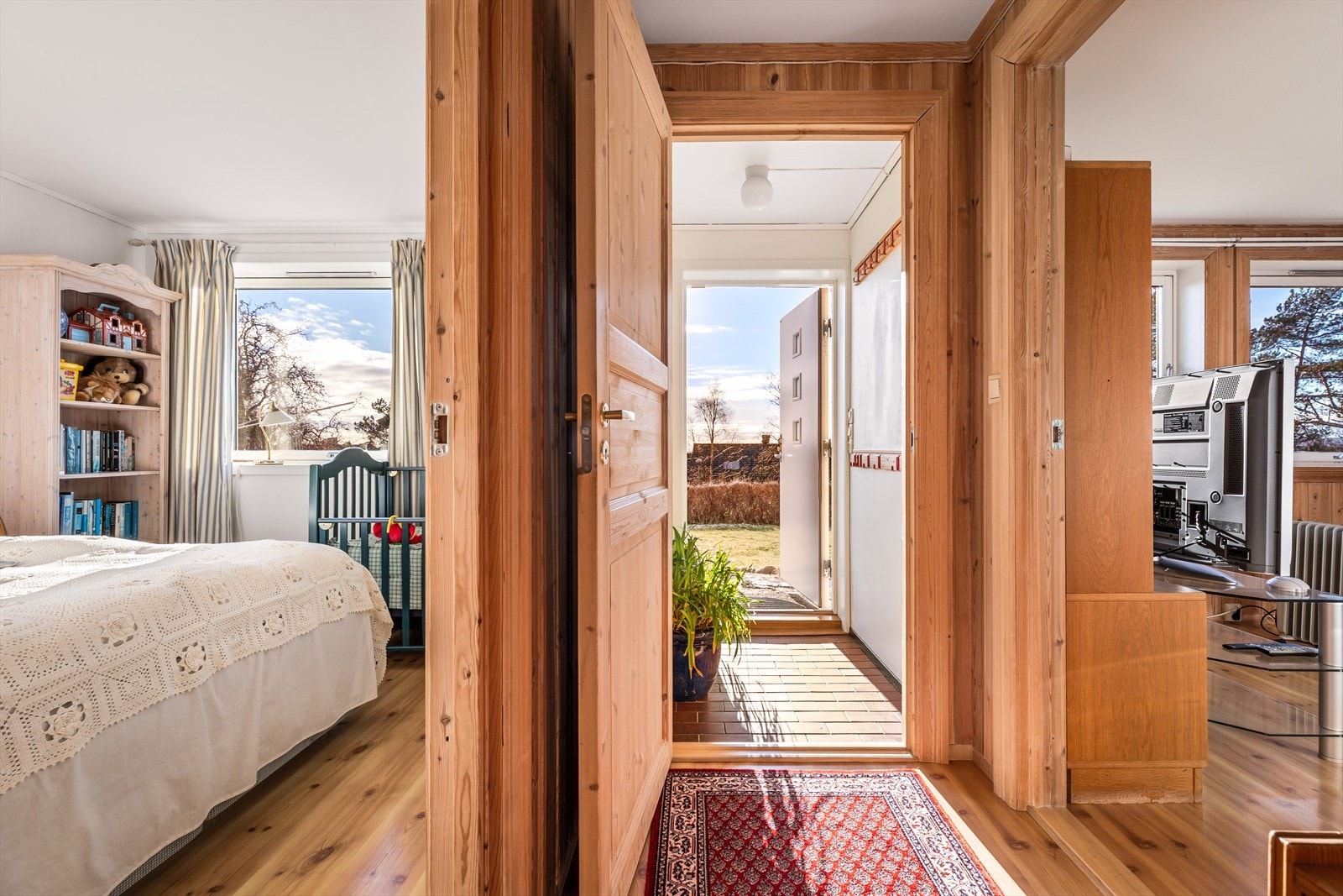 Egen entré i u.etg. med adkomst til hagen Galleribilde