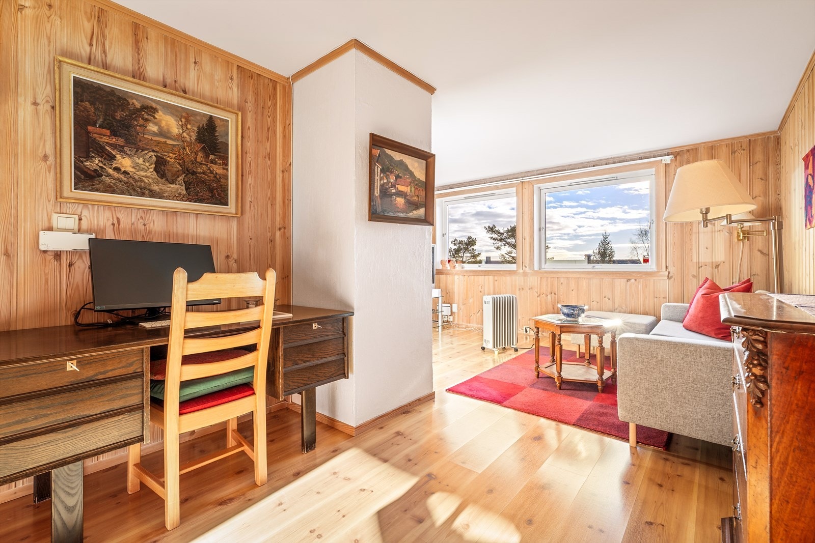 Det var opprinnelig kjøkken i innerste delen av stuen i u.etg. Røropplegg ligger i veggen. Galleribilde