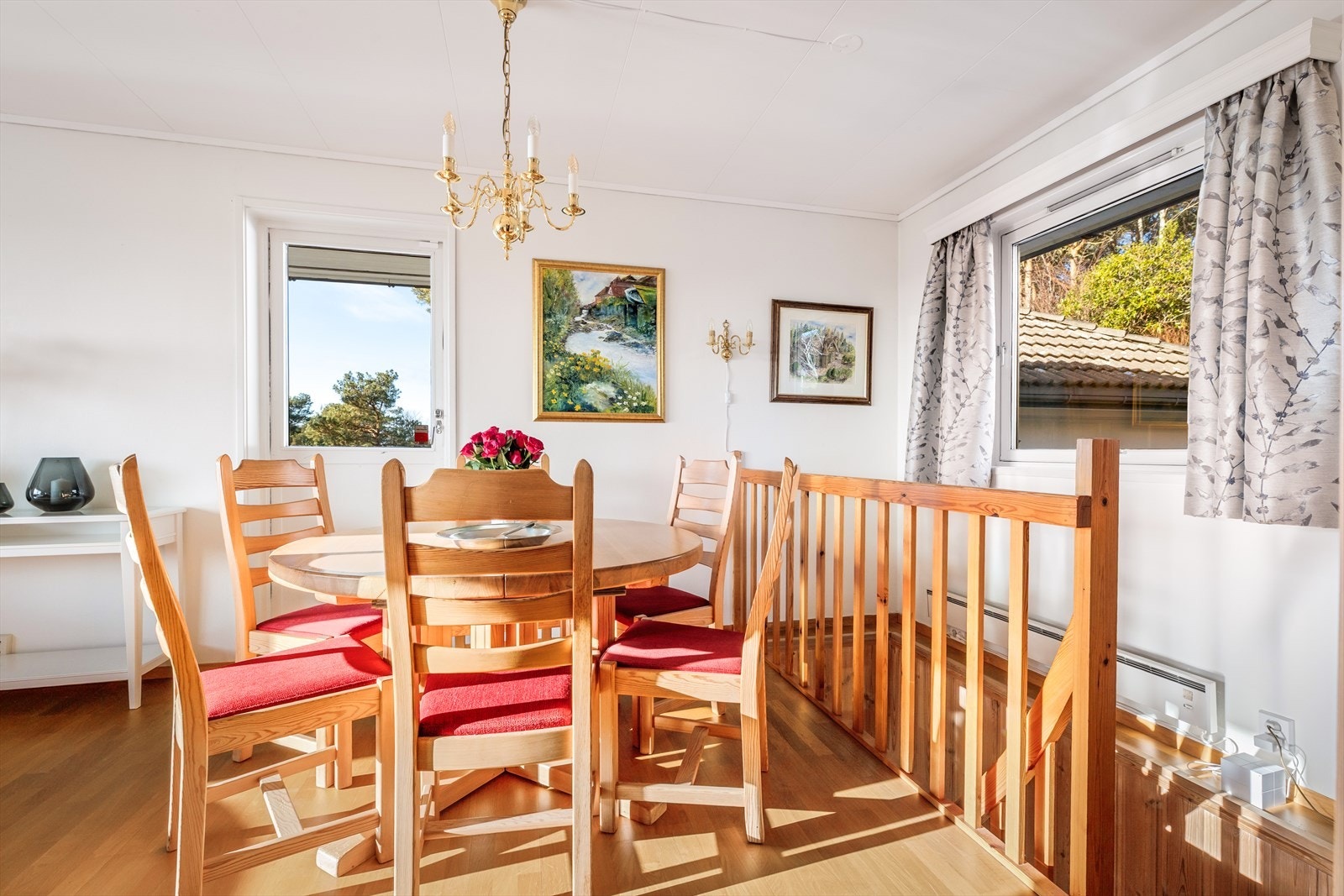 Spisestuen ligger ved kjøkkenet Galleribilde