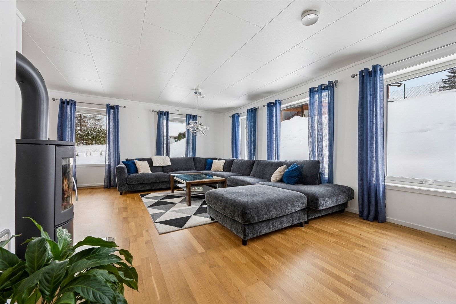 Store vindusflater med 3-lags isolerglass fra 2013 sikrer rikelig med naturlig lys. Galleribilde