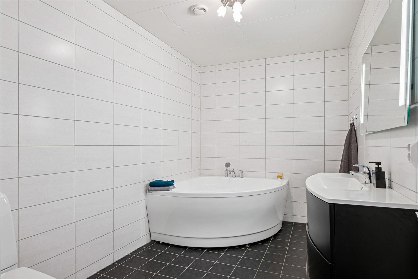 Et romslig hjørnebadekar gir mulighet for avslapning. Galleribilde