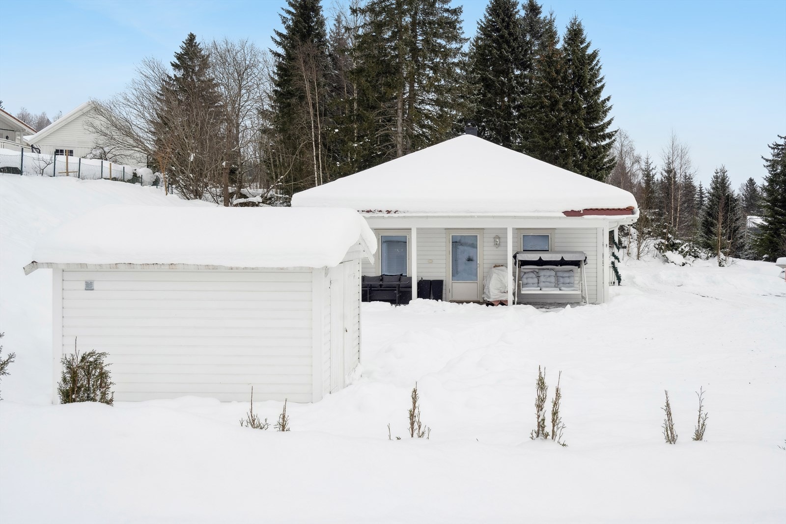 På tomten er det en frittstående utebod på 6 m² for ekstra lagring. Galleribilde