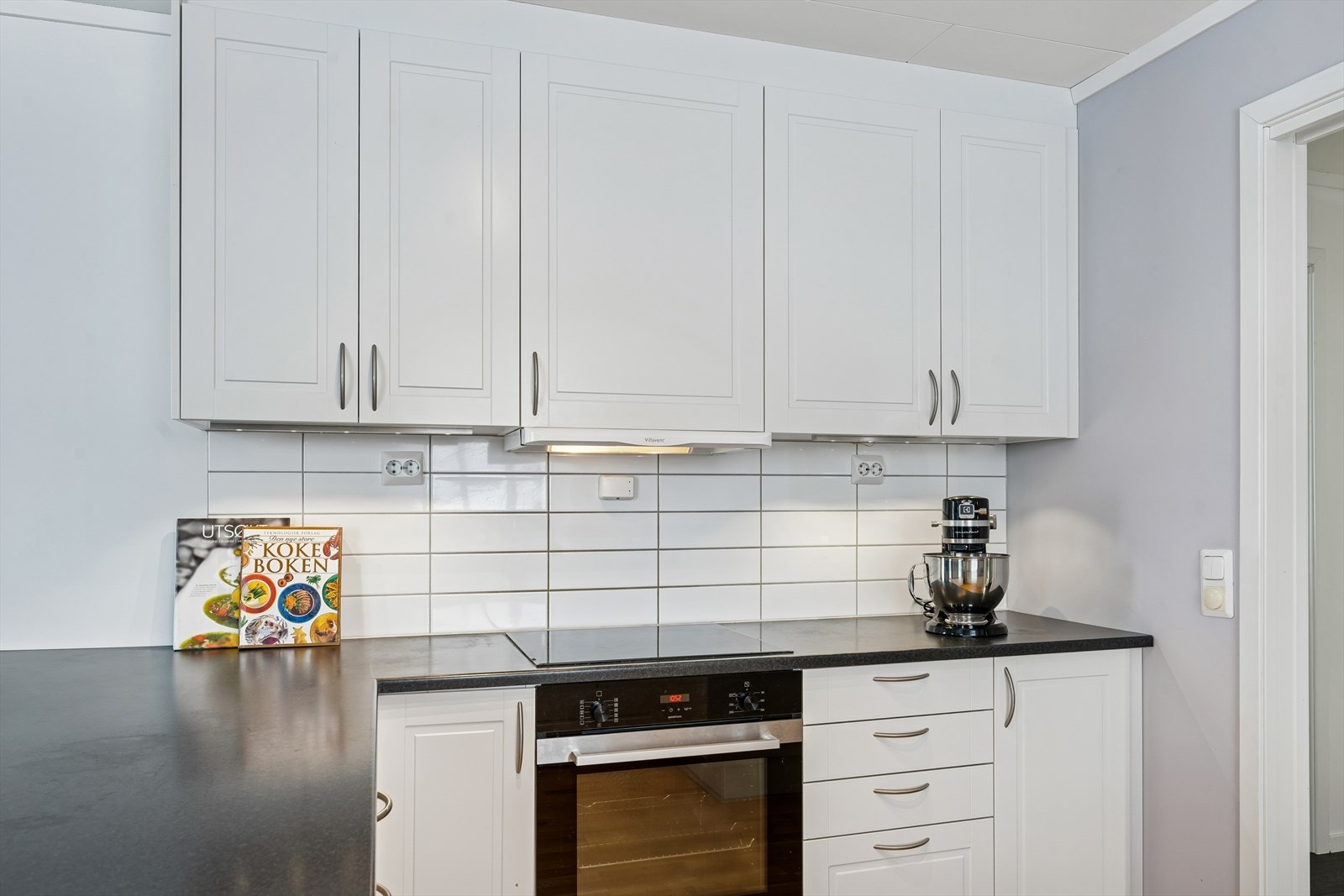 Balansert ventilasjon og mekanisk avtrekk med utkast til friluft sikrer et godt inneklima. Galleribilde