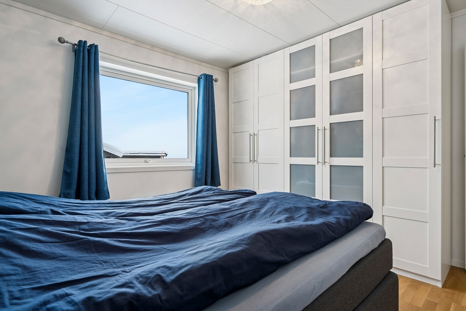 Hovedsoverommet har rikelig med garderobeplass og parkett på gulvet. Galleribilde