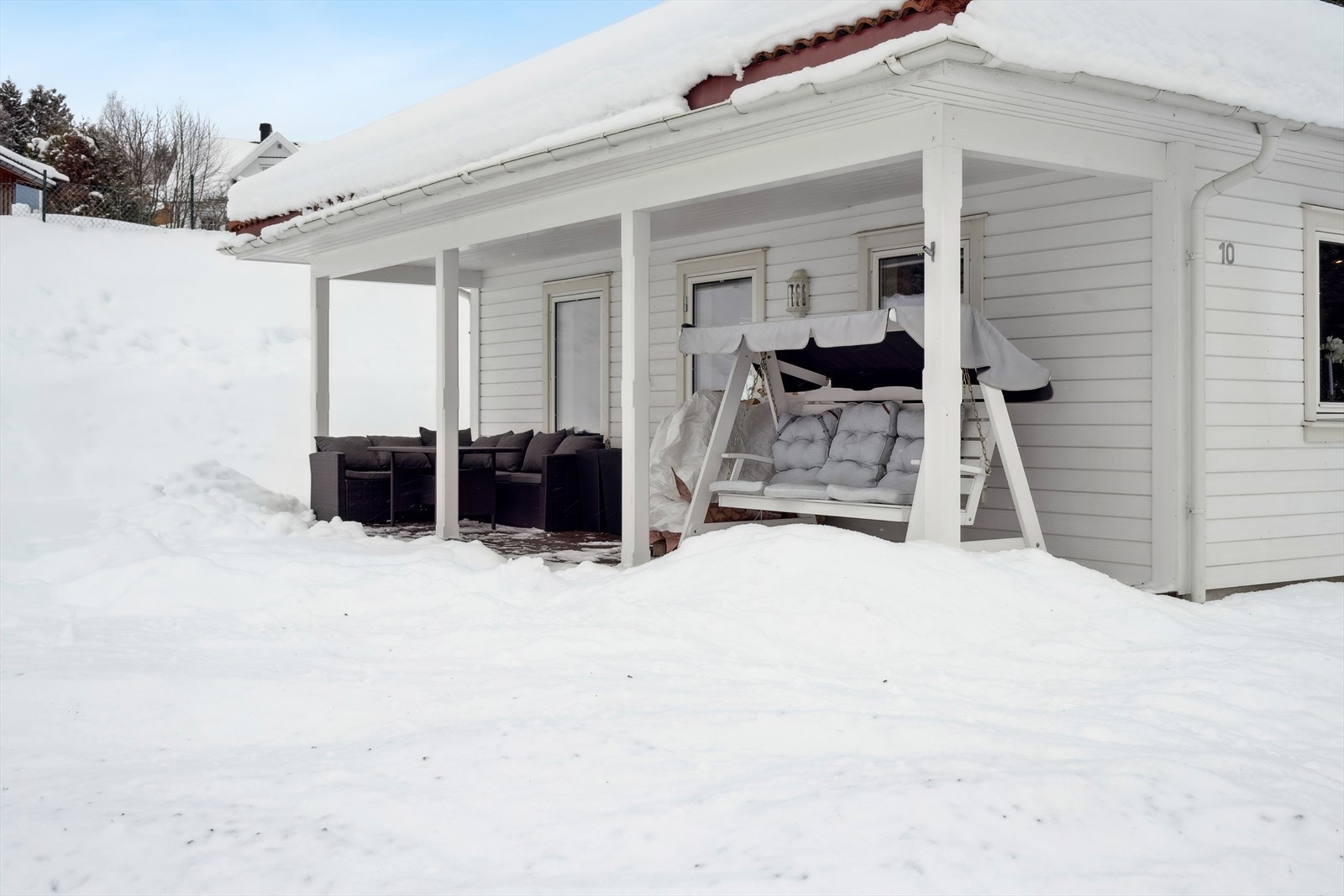 Eneboligen har en valmet takkonstruksjon tekket med betongtakstein. Galleribilde