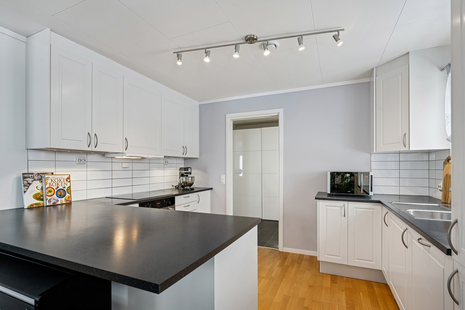 Kjøkkenet har en Norema-innredning med profilerte fronter og laminerte benkeplater. Galleribilde